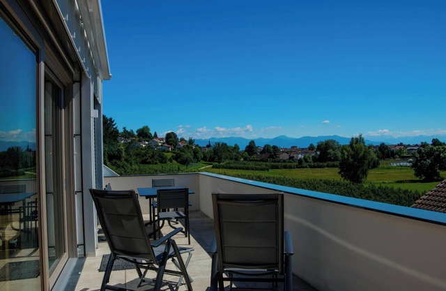 "Alpenblick 3 - Appartement de vacances" avec vue montagne, Wi-Fi et balcon.