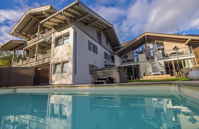 Alpenglühn vacation apartment with pool and whirlpool in front of the terrace