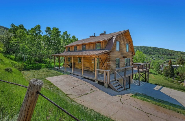 1028 Alpenhaus Lodge with Large Deck, Spa & Panoramic Views