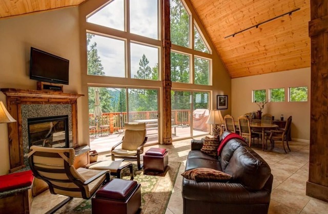 Alpine Aerie situé à Yosemite West! La maison de trois étages dispose de trois chambres, trois sdb ...