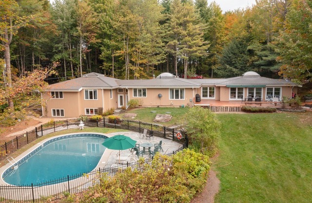 Alpine Chateau Stowe-7 BR-6 bath-Game Room, Firepit, Pool!