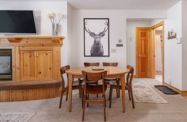 2nd Level 1 BR with hot tubs