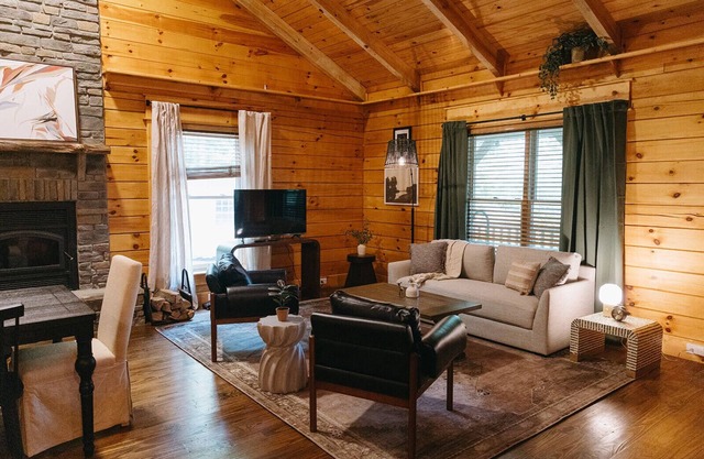 "Alpine Hills" Cozy Hideaway RRG Cabin w/ Hot Tub