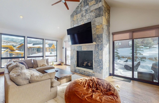 Alpine house is 2550 Sqf, 4 Bedrooms + 3.5 Bathrooms + Large Bullfrog Hot Tub