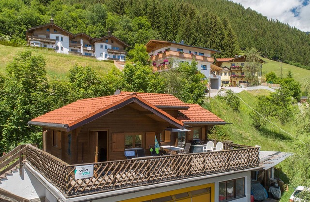 Refuge alpin avec terrasse et vue