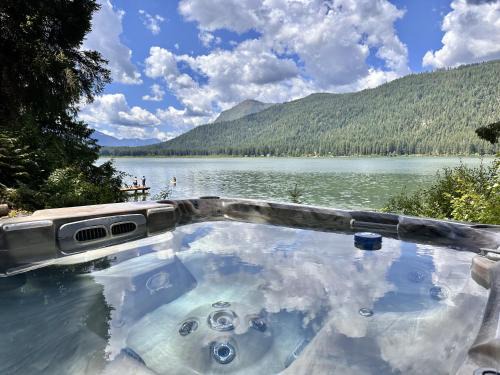 Alpine Lake Escape on Fish Lake by NW Comfy Cabins