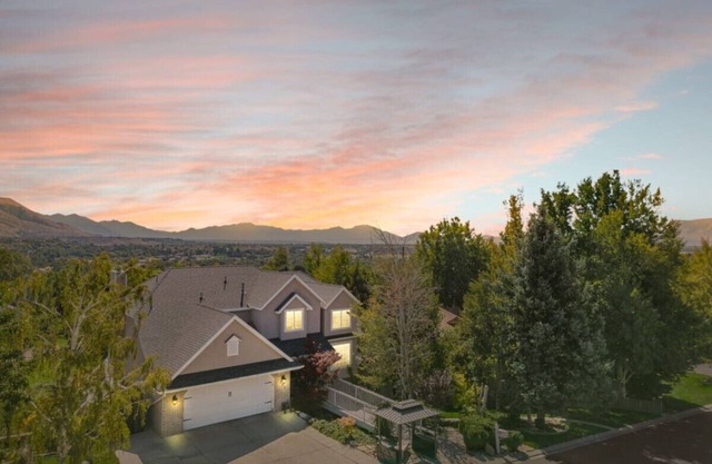 Alpine Peaks View | Queen Beds | Central | Massage