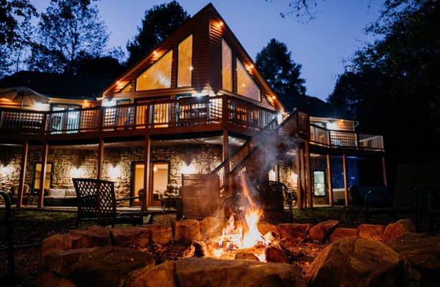 Alpine River Escape - Secluded Chattahoochee Riverfront Luxury Log Cabin 5BR 4BA