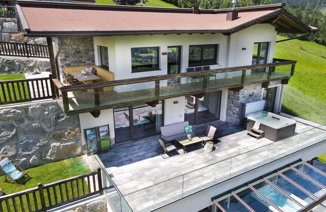 Chalet de luxe avec sauna, bain à remous, directement sur la piste de ski