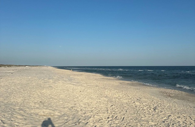 Charming bungalow with WiFi and AC in awesome Fort Morgan!!