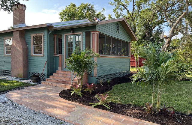 Altamont Park~Entire Charming Bungalow~5-10 min walk to Food, Shops & Town!