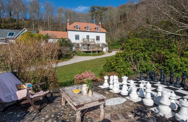 ALTIDO Stunning 6-bed coastal house w/ Garden & Parking