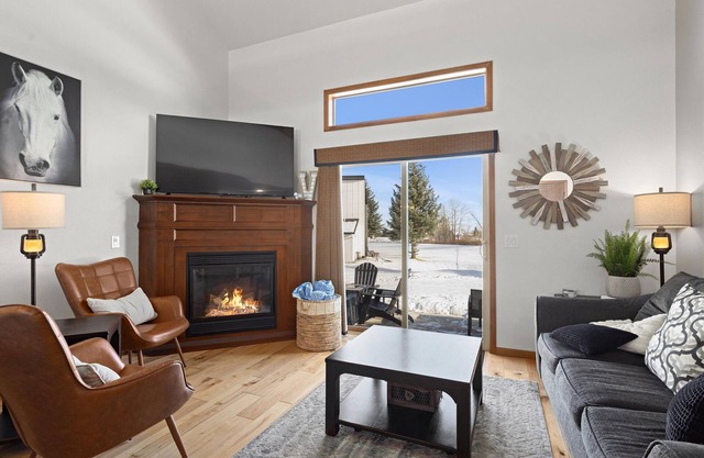 Altitude Adjustment - on golf course, less than 15 minutes to ski, WiFi, dog friendly, hot tub.