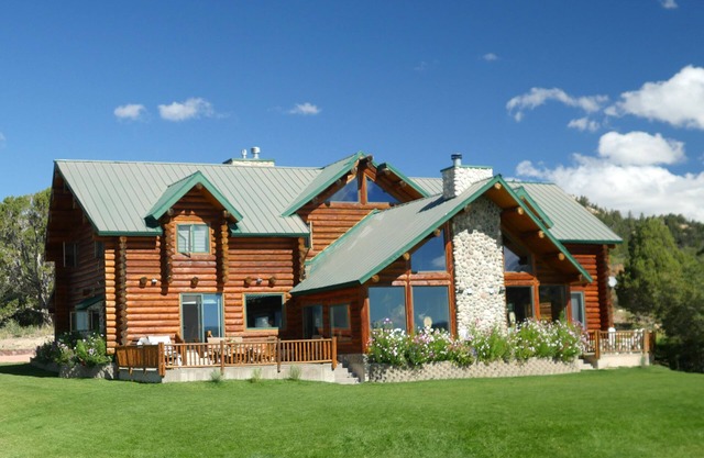 Alton Lodge / spacieuse maison en bois rond sur 20 acres de terrain calme avec grande cuisine