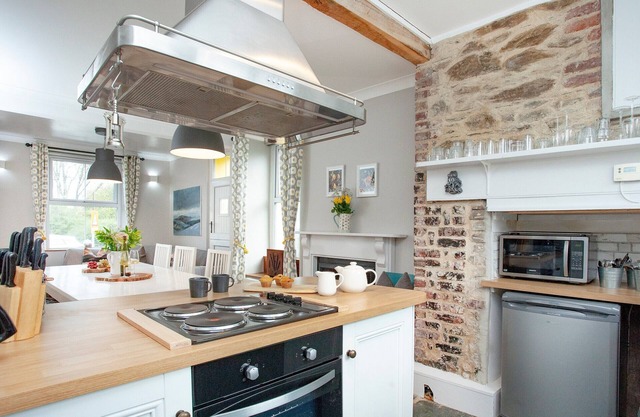 Am impressive, detached character country house.