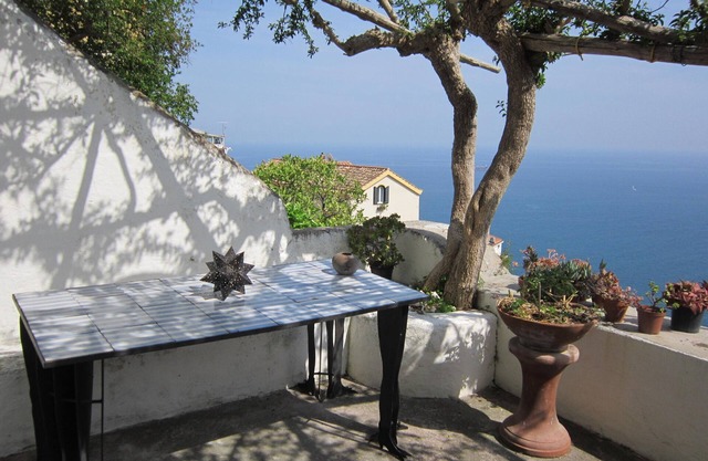 Côte amalfitaine, caractéristique de la Maison Blanche, fantastique terrasse avec vue sur mer