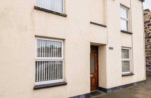 AMANDA, family friendly, character holiday cottage in Porthmadog