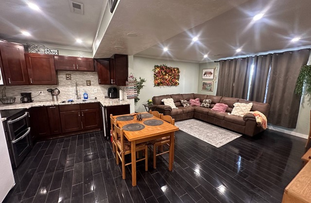 Amazing, 1 1-bedroom condo close to the Airport, Downtown, and freeway access.