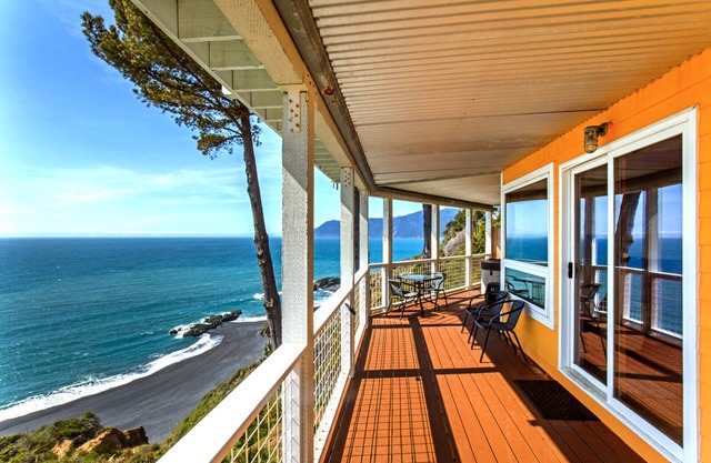 Amazing 2 bedroom by OceanviewHotTubs Tesla charging Shelter Cove Oceanfront