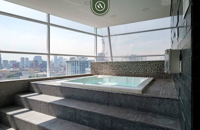 Amazing 2 BR Condo - City Skyline View - Pool