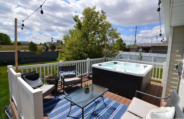 Amazing 3 Bedrooms / 2 Bathrooms home with PRIVATE HOT TUB!!!