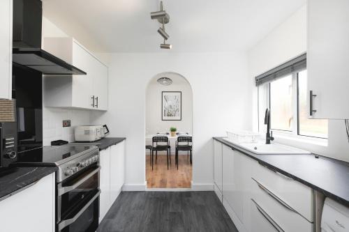 Amazing 3Bed 2Bath House with Garden, Parking, WiFi Near Stevenage Train Station