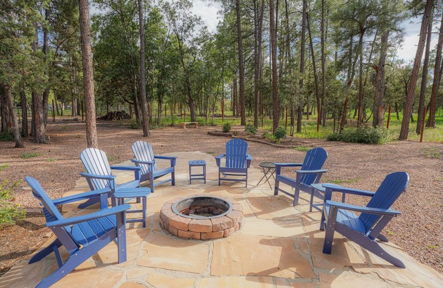 AMAZING 4300 SQ FEET RETREAT ON 4.5 ACRES WITH AC!! SLEEPS 16 PETS WELCOME!