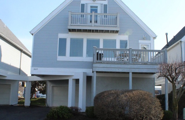 AMAZING! 4Bed/3Bath Water's Edge Beach House with Pool and Hot Tub!