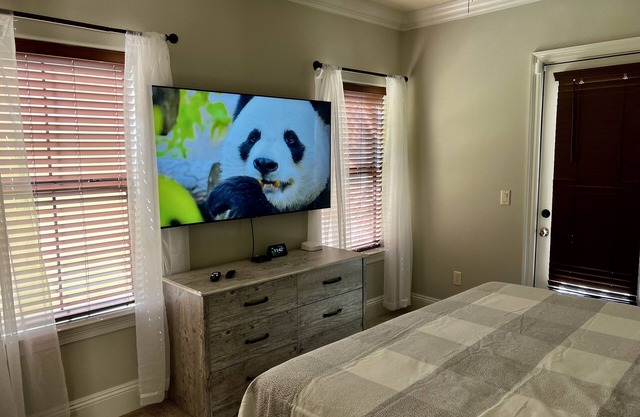 Amazing 5 bedroom 4 1/2 bath resort home on golf course pet friendly