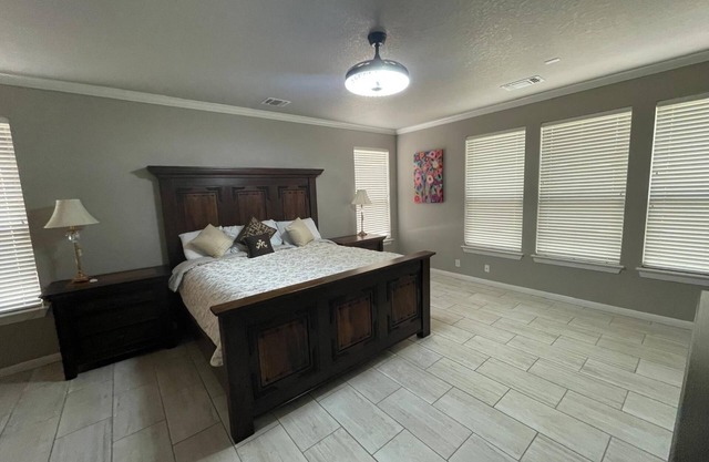 Amazing 6-bedroom house with AC in San Antonio