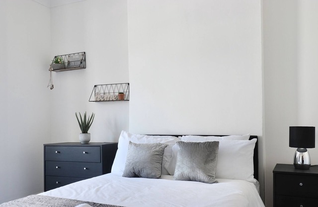 Amazing 6 Bedroom House in Luton