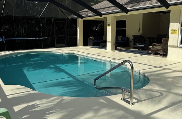 Amazing and spacious home. 4be2Bth, and beautiful screened private pool.