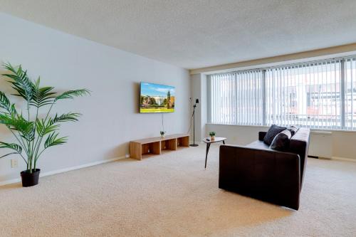 Amazing Apartment 1BR at Crystal CIty With Gym