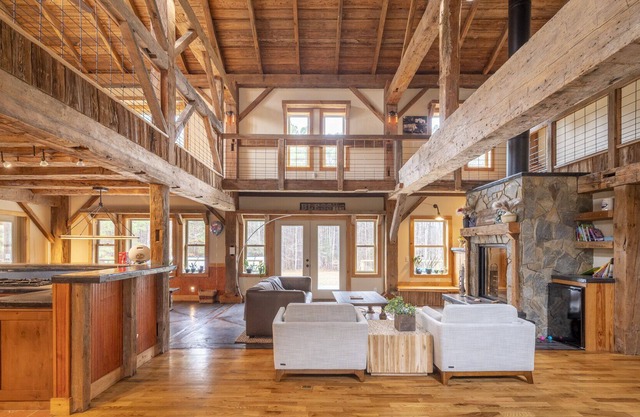 Amazing barn style Farmhouse with private pond