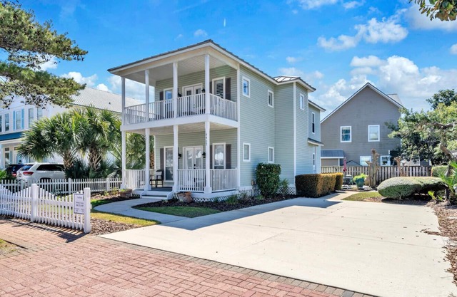 Amazing Beach House~Location, Steps to Beach & Pool~Outdoor Living Space