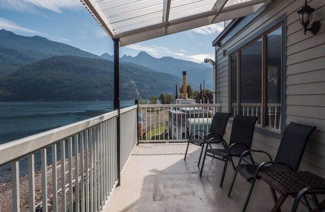Amazing Beachfront Apartment - Right Downtown. The perfect year-round getaway.