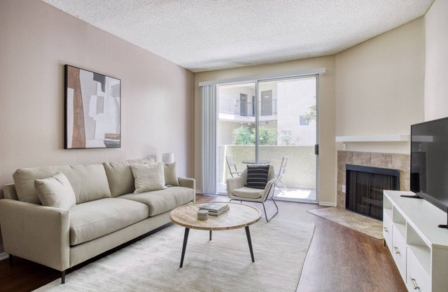 Amazing Burbank 1BR w/ Gym, Pool & W/D, nr Olive Ave, by Blueground