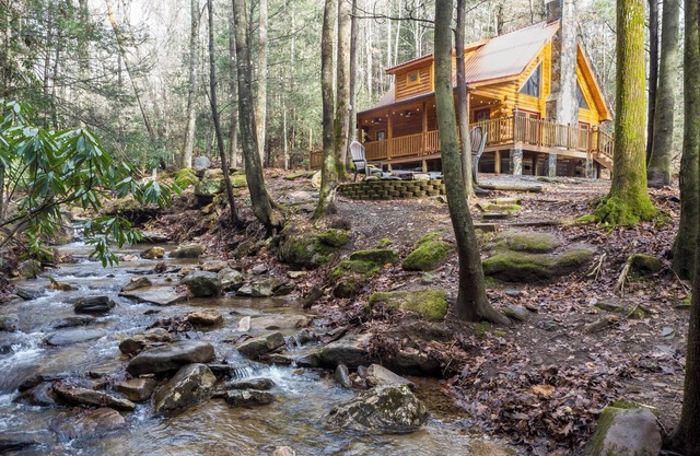 Maison en rondins privée Blue Ridge Mountain Creekside Hideaway avec bain à remous / foyer