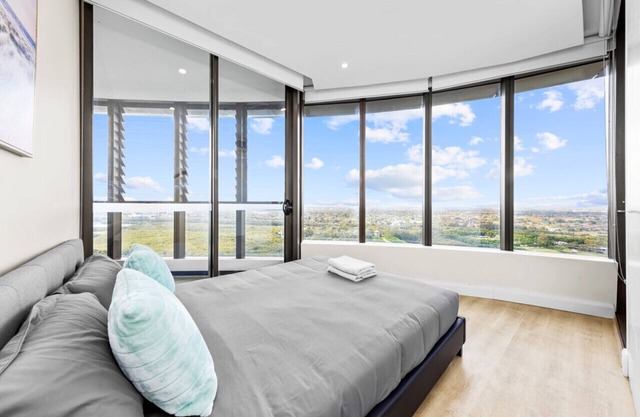 Amazing city view high level Apt in Olympic Park