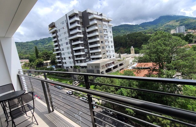 Amazing condo with great view of Volcano and Skyline