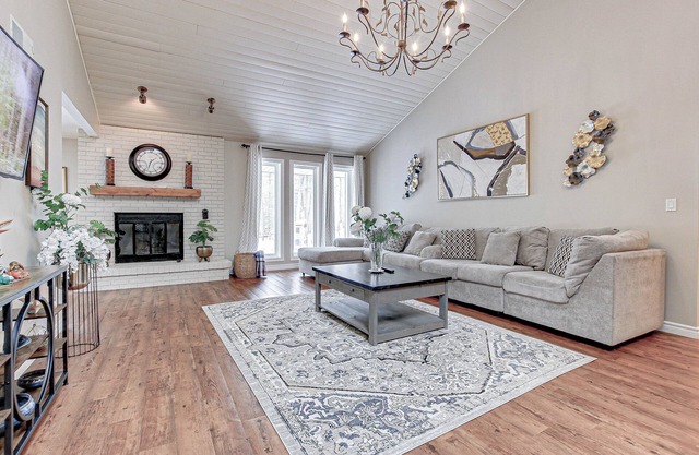Amazing Cottage in Southcott Grand Bend, 5-minute walk to a private sandy beach.