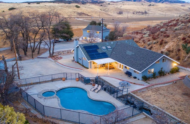 Amazing Escape close to LA with Pool and Game Room