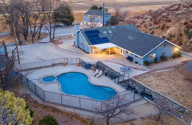 Amazing Escape Close to LA with Pool, jacuzzi, Meditation room, Hiking trails.