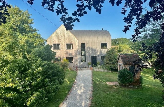 Elm Tree- Unique Rural cottage & Hot Tub sleeps 10