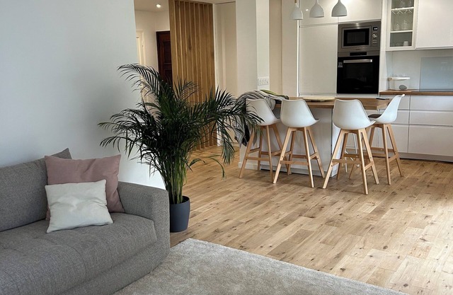 Amazing 2-bedroom apartment with WiFi close to Versailles castle, parly 2 mall