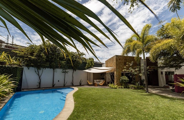 Près de la maison de plage avec grand jardin et piscine