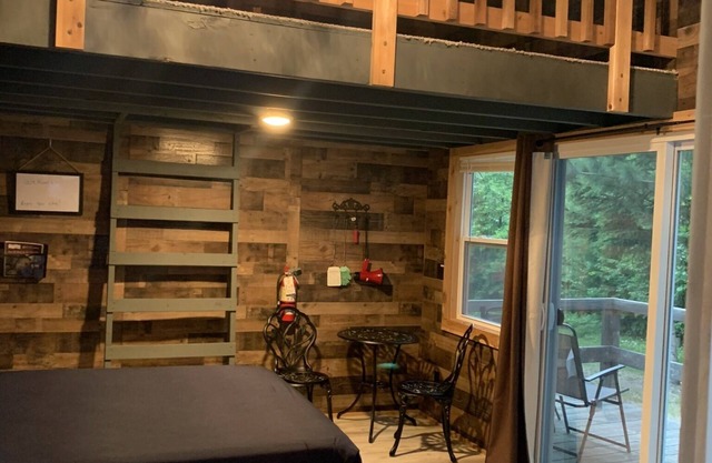 Amazing Glamping Cabin dans les bois!