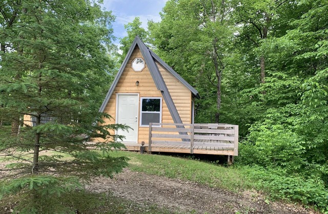 Amazing Glamping Cabin dans les bois!