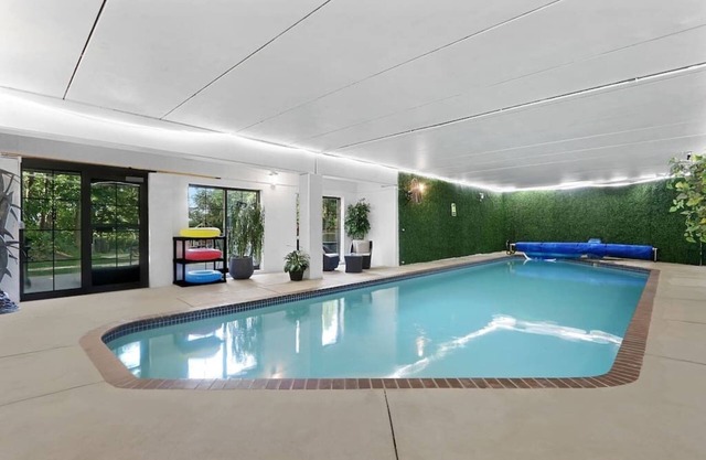 Près de Lambeau Maison avec cinq chambres et piscine intérieure