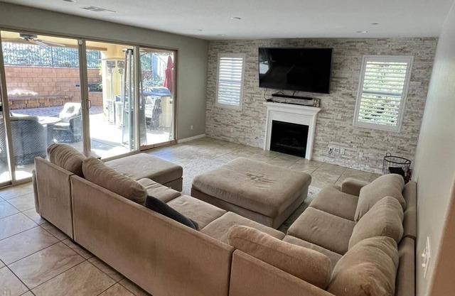 Amazing home 3800 private with jacuzzi, gym, office and game room